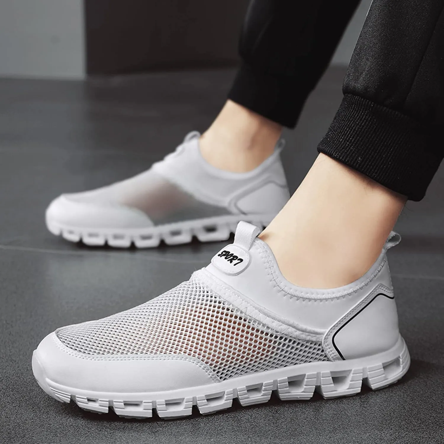 Men Sports Shoes Fashionable Simple and Solid Color New Pattern Summer Mesh Hollowed Out Breathable Mens Sneaker